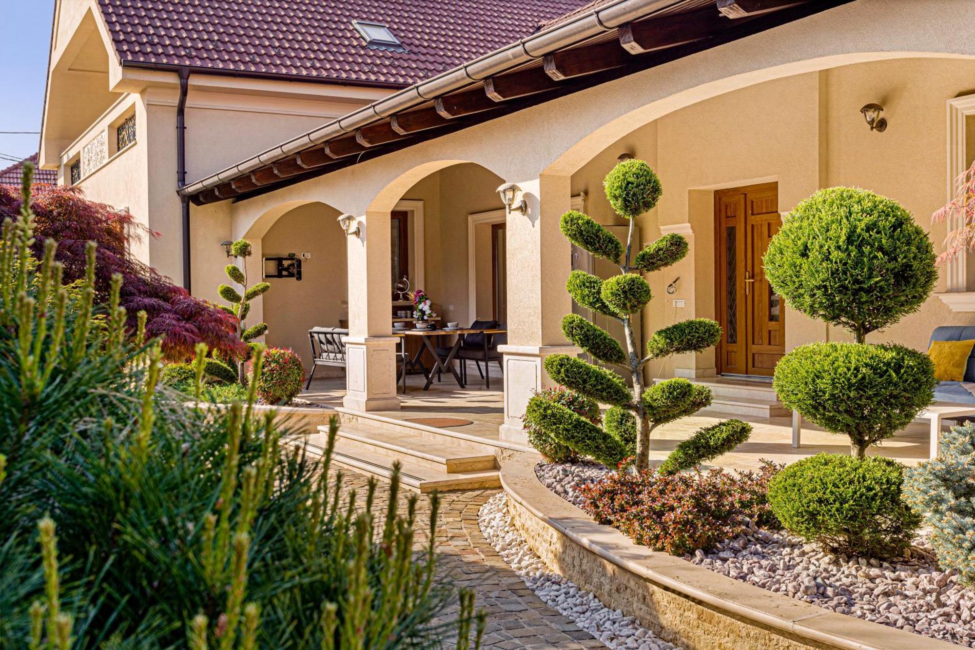 Sika Palladium Garden & Spa Central Apartment Arad Esterno foto