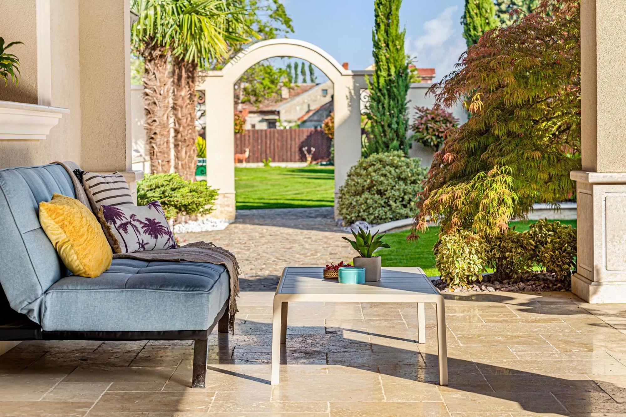 Sika Palladium Garden & Spa Central Apartment Arad Esterno foto